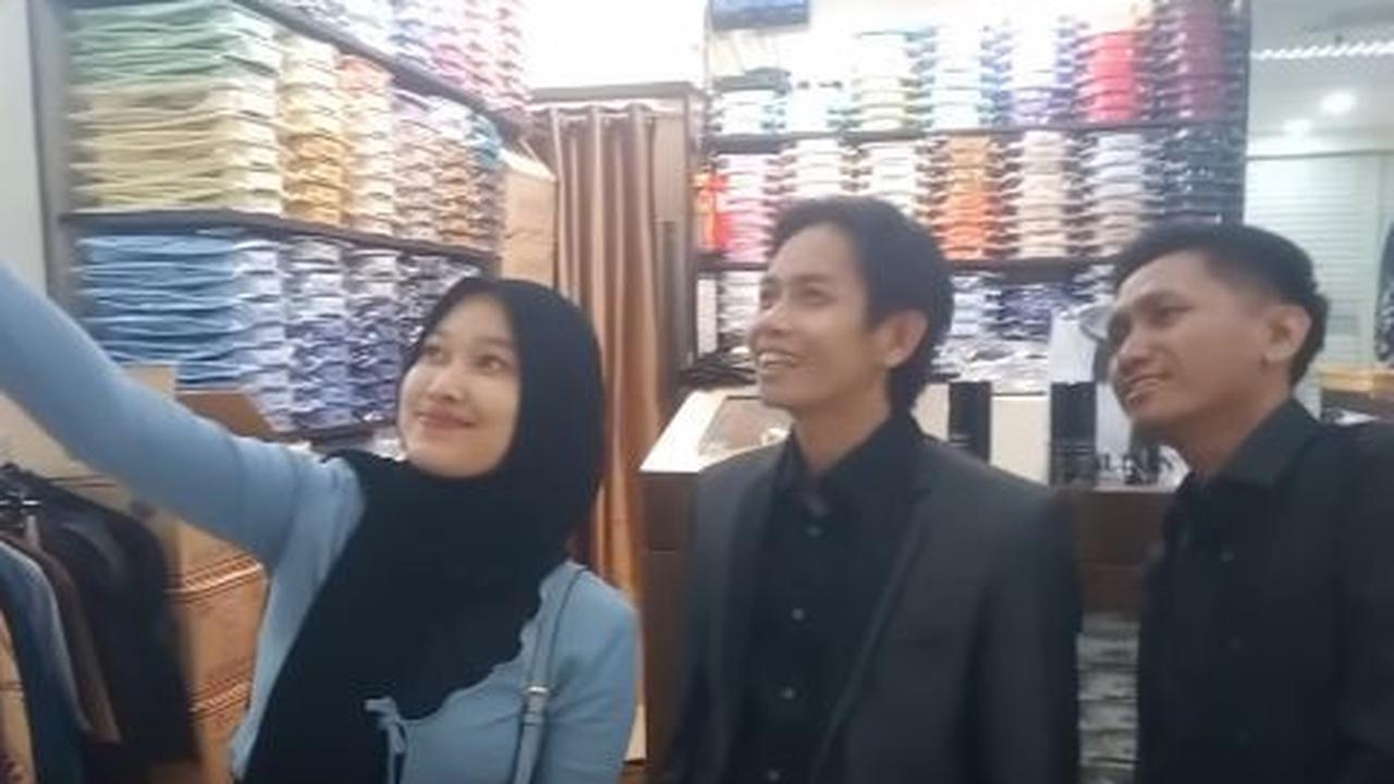 Pengunjung lainnya kemudian turut serta meminta foto bersama Pegi dan Toni. <br>