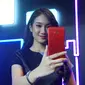 Model memamerkan Zenfone 4 Selfie Pro (Liputan6.com/ Agustin Setyo W)