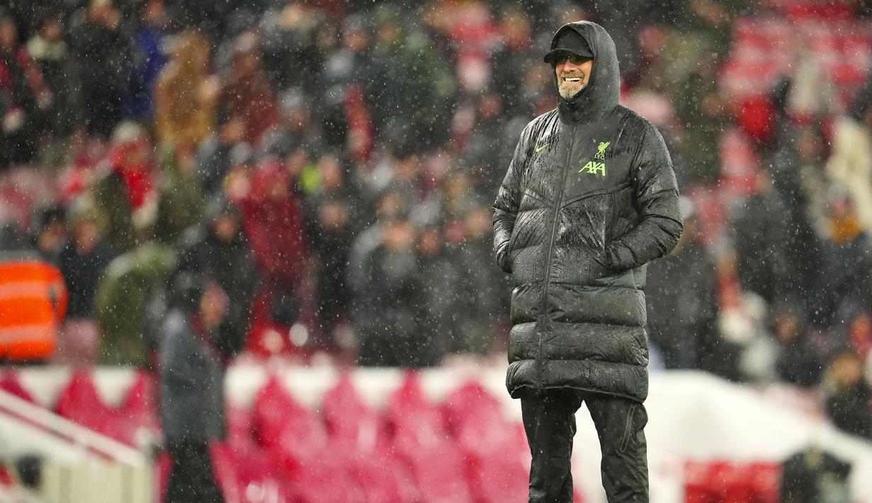 Ekspresi bahagia pelatih Liverpool, Jurgen Klopp di tengah guyuran hujan saat laga lanjutan Liga Inggris 2023/2024 di Anfield, Liverpool, Inggris, Selasa (02/01/2024) dini hari WIB. (AP Photo/Jon Super)