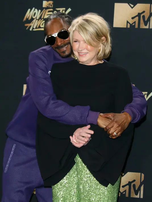 Rapper Snoop Dogg memeluk Martha Stewart dalam MTV Movie And TV Awards 2017 di Los Angeles, California, (7/5). (AFP Photo/Jean-Baptiste Lacroix)