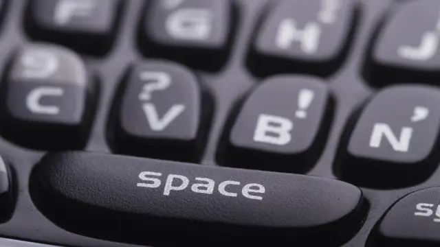 3 Penulis Ini Ketik Novel Pakai Keyboard QWERTY BlackBerry