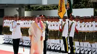 Raja Salman dari Arab Saudi tiba di Malaysia dalam kunjungan pertama ke negara Asia. (AP)