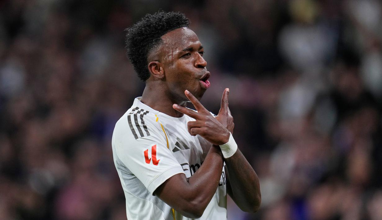 Gol-gol tuan rumah dicetak Gonzalo Garcia pada menit ke-5, Vinicius Junior menit ke-25 dan 48, serta Federico Valverde menit ke-31. Tim tamu sempat menyamakan kedudukan lewat penalti Mikel Oyarzabal pada menit ke-21. (AP Photo/Manu Fernandez)