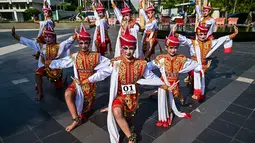 Para penari menampilkan tarian Remo saat kegiatan Festival Remo-Yosakoi di Surabay, Minggu, 12 Juli 2026. (AFP/ Juni Kriswanto)
