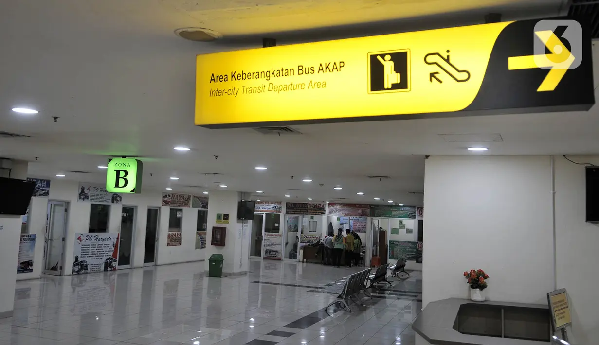 Loket layanan tiket PO bus AKAP  di Terminal Terpadu Pulogebang, Jakarta, Rabu (10/6/2020). Petugas loket PO bus AKAP di Terminal tersebut masih tetap merasakan sepi pembeli meski operasional kembali normal sejak Minggu (7/6). (merdeka.com/Iqbal S. Nugroho)
