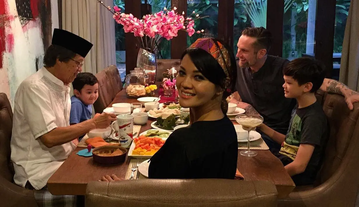 Selain itu, wanita berdarah Sumatera kelahiran 1980 ini juga mengunggah foto bersama keluarganya tengah menikmati hidangan berbuka puasa. (Instagram/farahquinnofficial)
