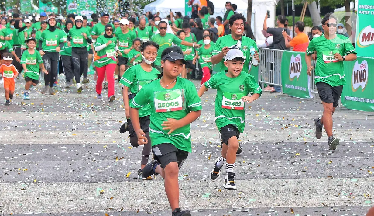 Anak-anak berlari saat mengikuti lomba lari di kawasan Senayan, Jakarta, Minggu (4/9/2022). Lomba lari Milo ACTIV Indonesia Race (MAIR) 2022 yang terbagi dalam beberapa kategori yaitu 10K, 5K dan family run 2,5K tersebut untuk menyambut hari Olahraga Nasional yang jatuh pada 9 September mendatang. (Liputan6 com/Angga Yuniar)