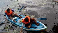 Forum Pemuda Peduli Bengkulu melakukan aksi bersih Danau Dendam Tak Sudah di kawasan Cagar Alam Dusun Besar (Liputan6.com/Yuliardi Hardjo)