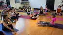 Suasana pelatihan yoga yang diajarkan Tao Porchon-Lynch di Hartsdale, New York, AS, (16/1). Porchon-Lynch yang masih terlihat bugar dan energik juga tercatat dalam Guinness World Records. (AFP Photo/Don Emmert) 