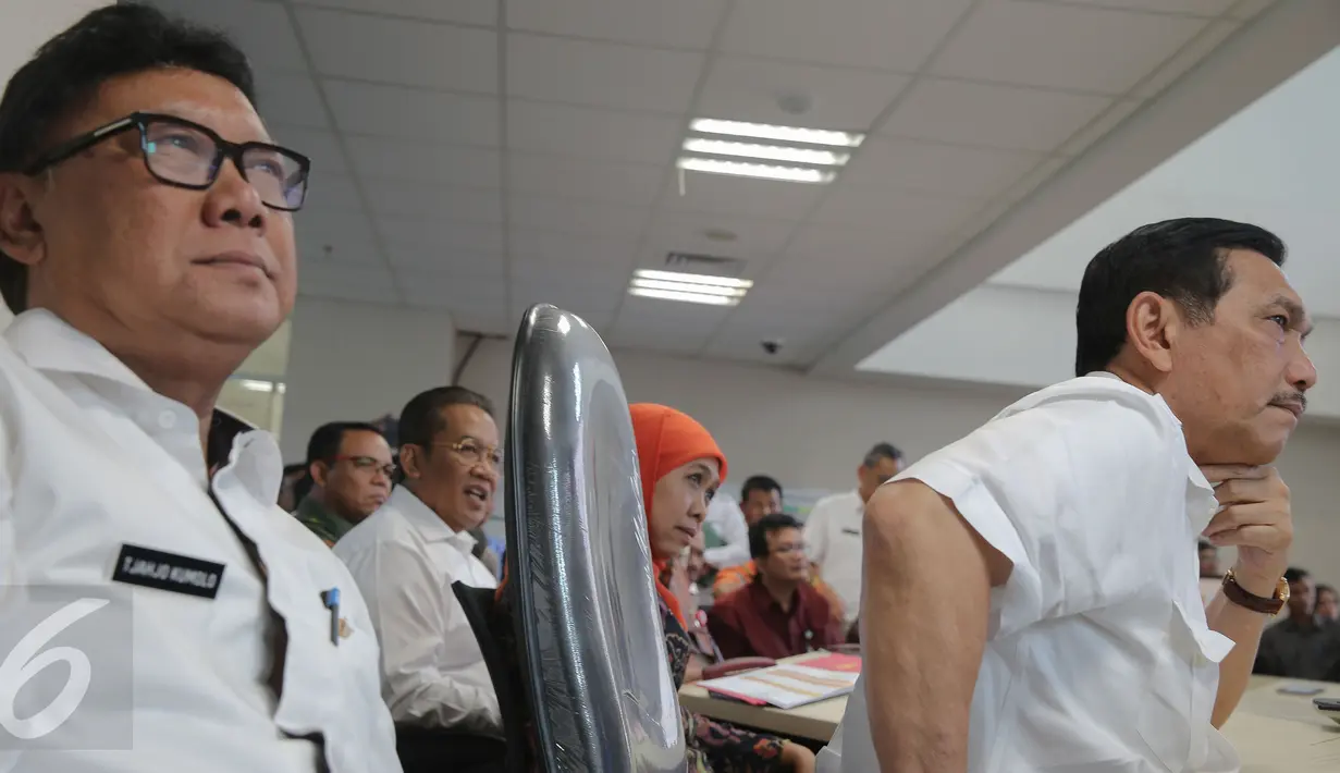 Mendagri Tjahjo Kumolo (kiri) dan Menkopolkuham Luhut B Panjaitan saat memimpin video conference dengan pejabat Riau dan Palembang terkait penanganan bencana asap di Graha BNPB, Jakarta, Rabu (28/10). (Liputan6.com/Faizal Fanani)