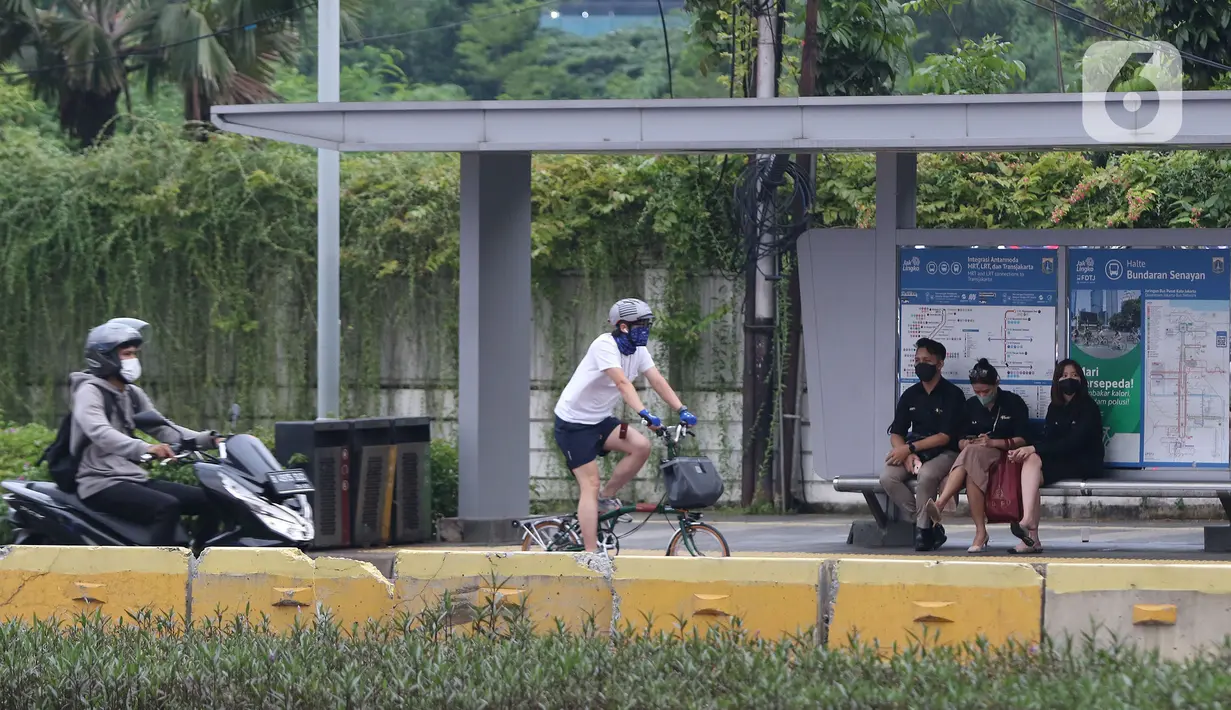 Warga mengendarai sepeda saat jam pulang kerja di halte Bundaran Senayan, Jakarta, (3/11/2021). Mobilitas masyarakat di Ibu Kota semakin meningkat seiring dilonggarkannya beberapa aturan. (Liputan6.com/Herman Zakharia)