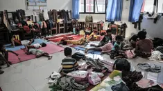 Aktivitas warga korban banjir saat mengungsi di salah satu ruang kelas SDN 01 Kampung Melayu, Jakarta, Minggu (21/2/2021). Sudah 2 hari ratusan warga dari 4 RW di Kelurahan Kampung Melayu mengungsi di gedung sekolah lantaran banjir yang tak kunjung surut. (merdeka.com/Iqbal S Nugroho)