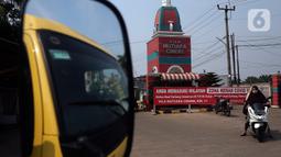Spanduk zona merah terpasang di depan gerbang utama perumahan Villa Mutiara Cinere, Depok, Jawa Barat, Jumat (16/7/21). Sebanyak 100 orang warga di perumahan Villa Mutiara Cinere terkonfirmasi positif Covid-19. (Liputan6.com/Johan Tallo)