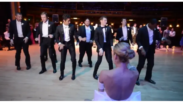Pada bagian akhir video, tampak sejumlah teman dari pria tersebut yang turut merayakan hari pernikahan mereka dengan melakukan tarian bersama pasangan masing-masing.