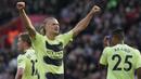 Sementara itu Erling Haaland total membuat dua gol dalam kemenangan Manchester City 4-1 atas tim juru kunci Southampton. (AP Photo/Frank Augstein)