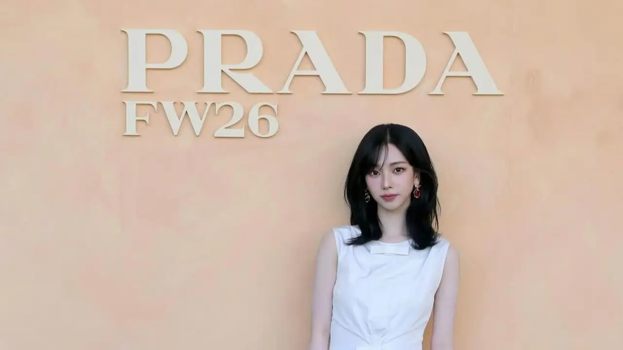 Pesona Prada Princess Karina aespa, Tampil Effortless Elegan dalam Midi Dress Putih di Milan Fashion Week