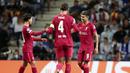 Penyerang Liverpool, Roberto Firmino berselebrasi dengan rekan setimnya usai mencetak gol ke gawang Porto pada pertandingan grup B Liga Champions di stadion Dragao di Porto, Portugal, Rabu (29/9/2021). Dengan hasil ini, Liverpool masih berada di puncak klasemen dengan 6 poin. (AP Photo/Luis) Vieira)