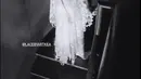 Bridal robe yang dipilih Enzy memiliki potongan panjang dengan lengan terompet. [Foto: Instagram @enzystoria]