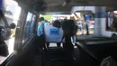 Peti jenazah korban pesawat AirAsia QZ8501 saat dimasukkan ke dalam mobil ambulans menuju RS Bhayangkara, Jatim, Kamis (1/1/2015). (Liputan6.com/Johan Tallo)