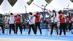 Tim panahan beregu putri Indonesia, Rezza Octavia (kedua kiri), Diananda Choirunnisa (keempat kiri) dan Syifa Nur Afifah Kamal saat berlomba dalam rangkaian kualifikasi cabor panahan Olimpiade Paris 2024 di Invalides Arena, Paris, Kamis (25/7/2024). Tim panahan beregu putri Indonesia berhak lolos ke babak 16 besar dengan mengumpulkan total 1960 poin. (Dok. NOC Indonesia)