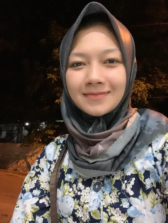 Ratna Antika pun tampak percaya diri membagian potretnya saat tanpa makeup. Meski tanpa riasan apapun, Ratna tetap menawan dan anggun. (Liputan6.com/IG/@ratnaantikamonata_rafcreal_new)