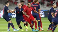 Penyerang Timnas Indonesia, Alberto Goncalves (tengah) mencoba lolos dari kawalan pemain Thailand, Manuel Tom Bihr pada laga Grup G Penyisihan Kualifikasi Piala Dunia 2022 zona Asia di Stadion Utama GBK, Jakarta, Selasa (10/9/2019). Indonesia kalah 0-3. (Liputan6.com/Helmi Fithriansyah)