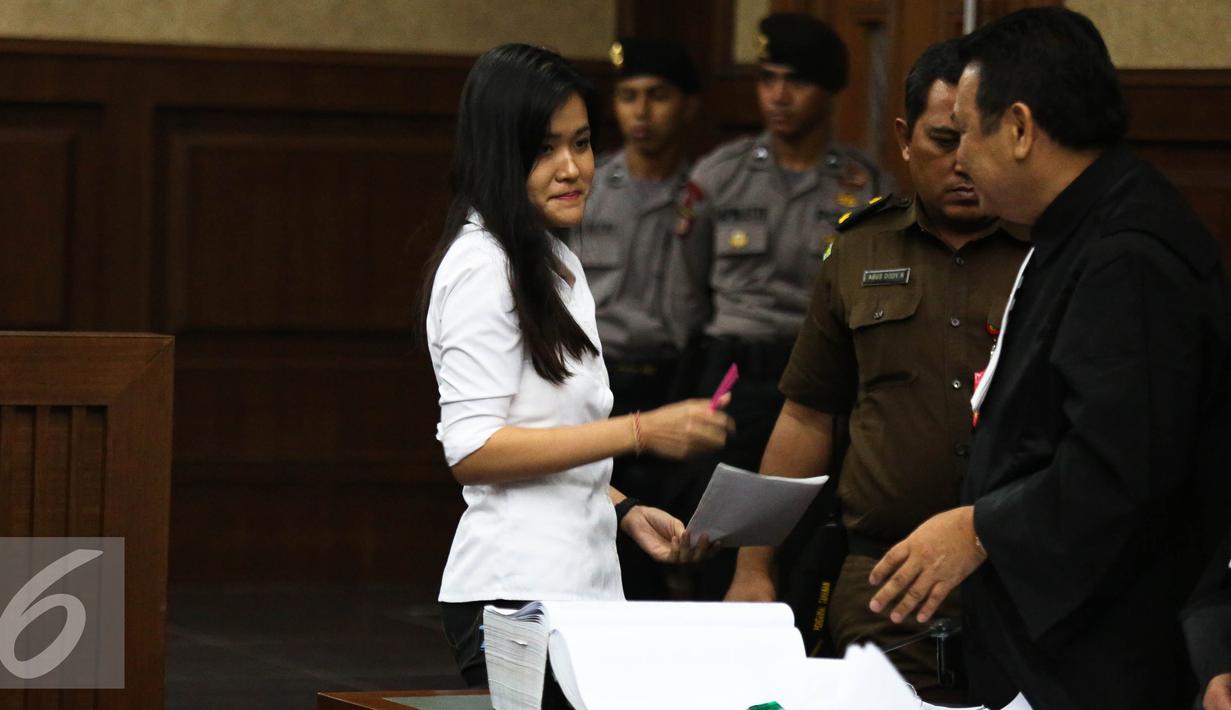 Terdakwa Jessica Kumala Wongso berbincang dengan kuasa hukumnya saat sidang lanjutan kasus kematian Wayan Mirna Salihin di Pengadilan Negeri Jakarta Pusat, Senin (29/8). (Liputan6.com/Faizal Fanani)