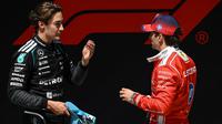 Pemenang sprint, pembalap Mercedes asal Inggris, George Russell (kiri), berbicara dengan pembalap Ferrari asal Monako, Charles Leclerc, setelah balapan sprint menjelang Grand Prix Formula Satu China di Sirkuit Internasional Shanghai di Shanghai pada 14 Maret 2026. (Giok GAO/AFP)