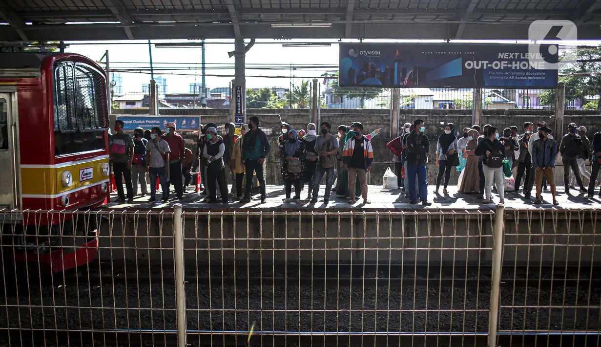 Sejumlah penumpang bersiap menaiki rangkaian KRL di Stasiun Tanah Abang, Jakarta, Sabtu (19/9/2020). Jam operasional KRL berubah mulai hari ini, Sabtu (19/9/2020). Hal ini sehubungan dengan pemberlakuan Pembatasan Sosial Berskala Besar (PSBB) di wilayah DKI Jakarta. (Liputan6.com/Faizal Fanani)