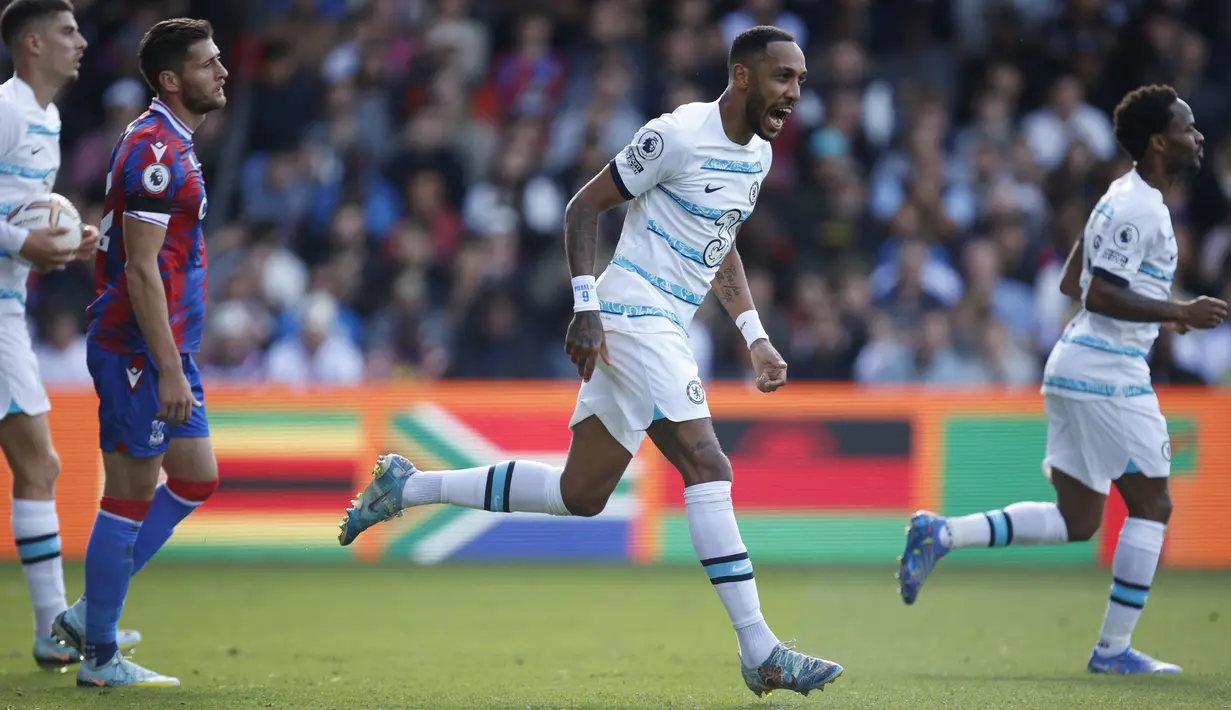 Chelsea baru bisa menyamakan skor 1-1 pada menit ke-38 melalui striker anyar mereka Pierre-Emerick Aubameyang. Gol tersebut sekaligus menjadi gol debutnya bersama Chelsea di Liga Inggris dan semua ajang. Skor 1-1 pun bertahan hingga babak pertama usai. (AP/David Cliff)