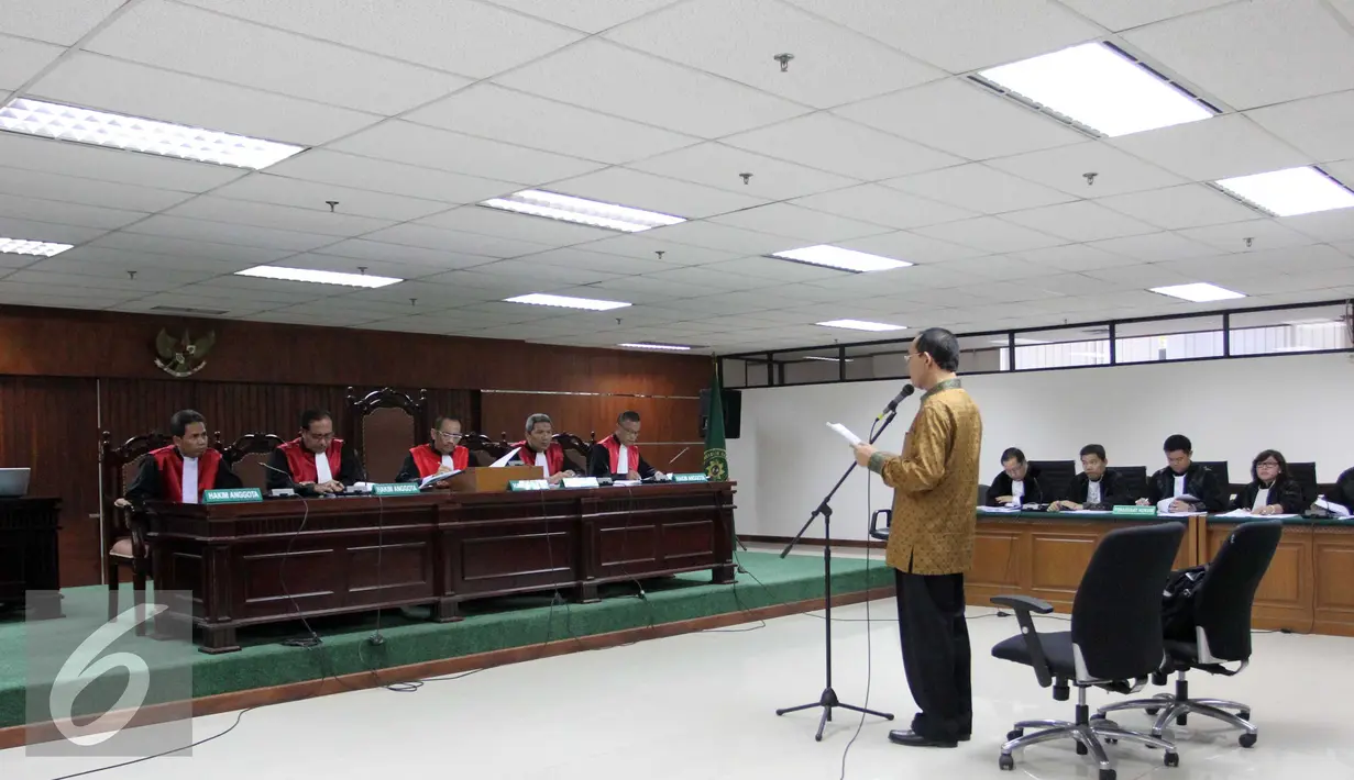Mantan Mentri Agama, Suryadharma Ali (SDA) saat menjalani Sidang Di Pengadilan Tipikor, Jakarta, Senin (7/9/2015). Terpidana Kasus Penyelenggaran Haji 2010-2013 menjalankan sidang dengan beragendakan membacakan eksepsi. (Liputan6.com/Helmi Afandi)