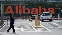 Seorang wanita berlari di depan kantor pusat Alibaba di Kota Hangzhou, Provinsi Zhejiang, China, Rabu (5/2/2020). Pemerintah Hangzhou memberlakukan pembatasan pergerakan bagi warganya menyusul mewabahnya virus corona. (NOEL CELIS/AFP)