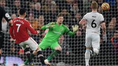 Cristiano Ronaldo memainkan peran penting dalam kemenangan Manchester United. Dirinya memberikan satu assist dan satu gol dalam pertandingan tersebut. (AFP/Oli Scarff)