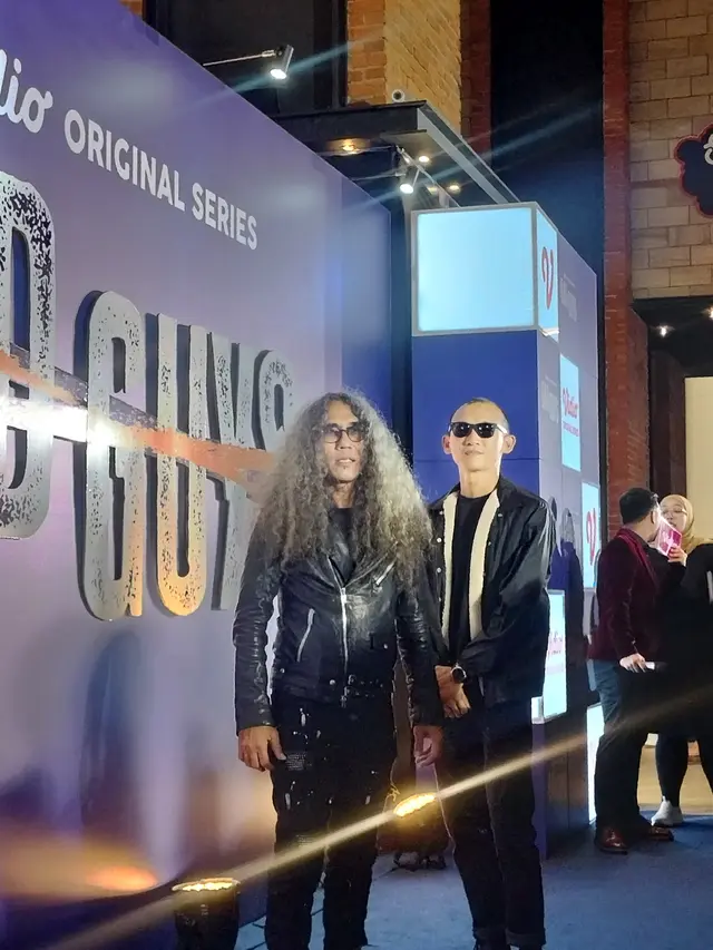 Ferry Pei Irawan dan William Chandra, Sutradara dari Series Bad Guys pada saat Blue Carpet di CGV Grand Indonesia, Jakarta Pusat, Selasa (18/2/25). (Foto: Liputan6.com/Rahmadina Sundari)
