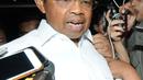 Menteri Sosial Idrus Marham menjawab pertanyaan awak media seusai menjalani pemeriksaan di gedung KPK, Jakarta, Kamis (19/7). Idrus Marham diperiksa terkait kasus dugaan suap kesepakatan kontrak kerja sama pembangunan PLTU Riau-1 (Merdeka.com/Dwi Narwoko)