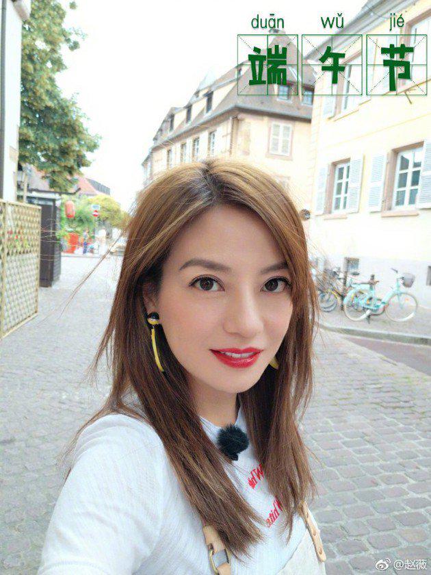 Vicky Zhao yang saat muda membintangi sederetan serial Mandarin hits di tahun 90-an hingga awal 2000. Kini sudah 42 tahun, intip penampilan terbaru Vicky Zhao./Copyright weibo.com/zhaowei/jje