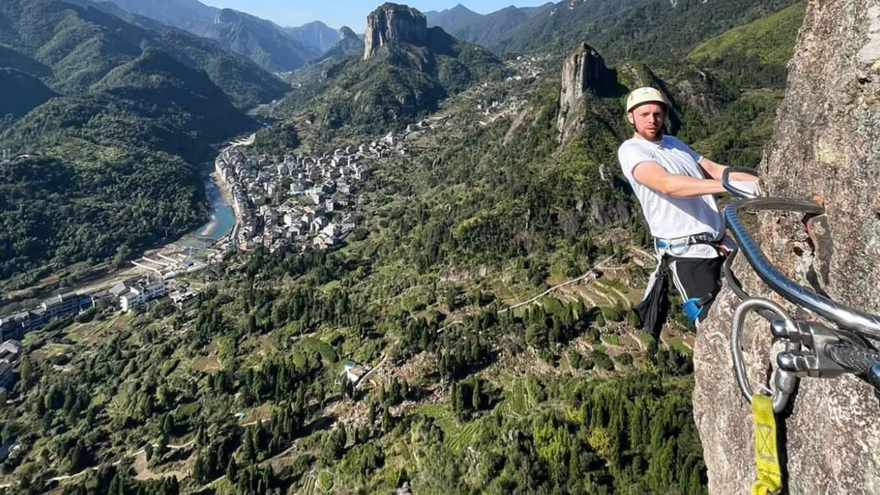 Seorang turis sedang panjat tebing di Gunung Yandang, salah satu destinasi wisata di China