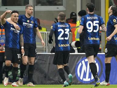 Inter Milan berhasil memetik kemenangan sekaligus mengakhiri puasa gol saat menjamu Salernitana pada giornata ke-28 Liga Italia 2021/2022 di Stadio Giuseppe Meazza, Sabtu (5/2/2022) dini hari WIB. (AFP/Miguel Medina)