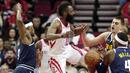 Pebasket Houston Rockets, James Harden, berusaha melewati pemain Denver Nuggets pada laga NBA di Toyota Center, Selasa (8/1). Houston Rockets menang 125-113 atas Denver Nuggets. (AP/Michael Wyke)