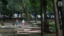 Warga beraktivitas di area Taman Puring , Jakarta, Jumat (11/1). Tahun 2019, Pemprov DKI Jakarta berencana merevitalisasi lima taman, salah satunya Taman Puring di Jakarta Selatan. (Liputan6.com/Helmi Fithriansyah)