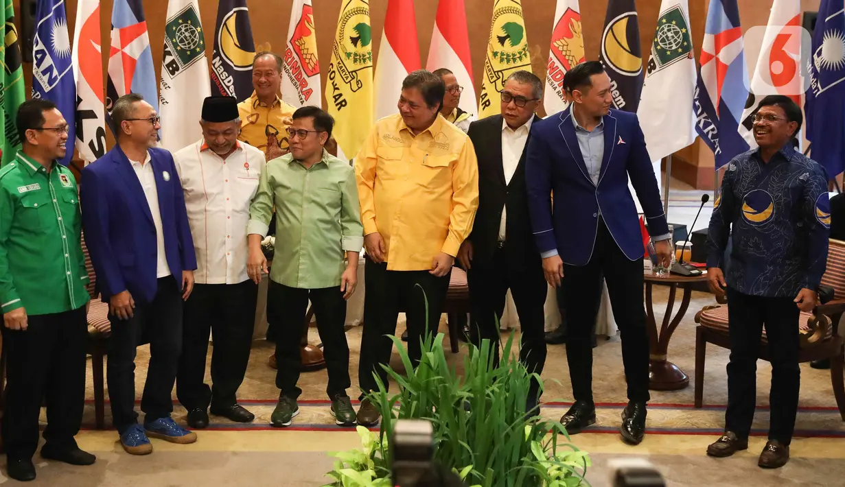 Para tokoh dari delapan partai politik akan berfoto bersama saat silaturahmi awal tahun di Hotel Dharmawangsa, Jakarta, Minggu (8/1/2023). Delapan pimpinan partai politik bertemu untuk membahas sistem proporsional tertutup dalam pelaksanaan Pemilu 2024 yang diwacanakan oleh Ketua Komisi Pemilihan Umum (KPU). (Liputan6.com/Herman Zakharia)