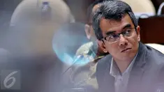 Ketua Ombudsman RI, Danang Girindrawardana saat mengikuti Rapat Dengar Pendapat dengan Komisi II DPR RI, Jakarta, Rabu (13/1/2015). Rapat membahas kinerja Ombudsman tahun 2015. (Liputan6.com/Johan Tallo)