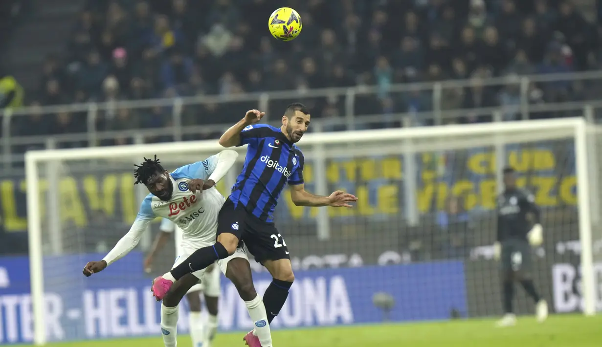 <p>Gelandang Inter Milan, Henrikh Mkhitaryan berebut bola dengan pemain Napoli, Andre-Frank Zambo Anguissa pada pertandingan lanjutan Liga Serie A Italia di stadion San Siro di Milan, Italia, Kamis (5/1/2023). Inter menempati peringkat empat dengan mengoleksi 33 poin. (AP Photo/Luca Bruno)</p>