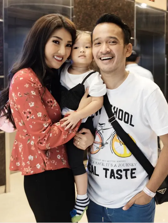 Mantan personil girl band Cherrybelle itu berharap tidak memperkeruh suasana. Apalagi berita itu belum jenas kebenarannya. Wendah kembali menegaskan bahwa hubungannya Bensu dan Ayu Ting Ting baik-baik saja. (instagram/sarwendah29)