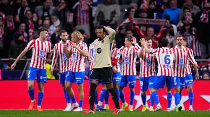 Pemain Barcelona, Jules Kounde, tampak kecewa setelah ditaklukkan Atletico Madrid pada leg pertama semifinal Copa del Rey 2025/2026 di Stadion Metropolitano, Madrid, Jumat (13/2/2026) dini hari WIB. (AP Photo/Manu Fernandez)
