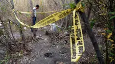 Seseorang berdiri dekat lokasi bunuh diri aktor Glee, Mark Salling (35), di area hutan dekat Tujunga, daerah tempat tinggalnya di Sunland, Los Angeles, Selasa (30/1). Pemeran Noah “Puck” Puckerman itu ditemukan tewas gantung diri. (AP/Reed Saxon)