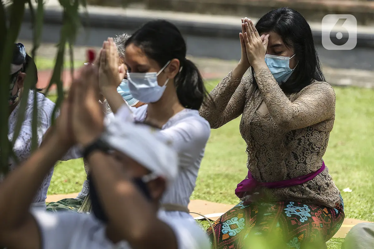 FOTO: Peringatan Hari Raya Galungan di Pura Amerta Jati Depok