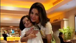 Tampak Nikita Mirzani yang begitu bahagia saat menikmati quality time bersama kedua putranya. Meski tak jarang terlibat kontroversi, wanita 37 tahun itu dikenal sebagai ibu yang tangguh dalam mengurus anak-anaknya. (Liputan6.com/IG/@nikitamirzanimawardi_172)