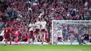 Pemain Liverpool, Dominik Szoboszlai, mencetak gol melalui tendangan bebas ke gawang Arsenal pada laga pekan ketiga Premier League 2025/2026 di Stadion Anfield, Minggu (31/8/2025). (AP Photo/Jon Super)