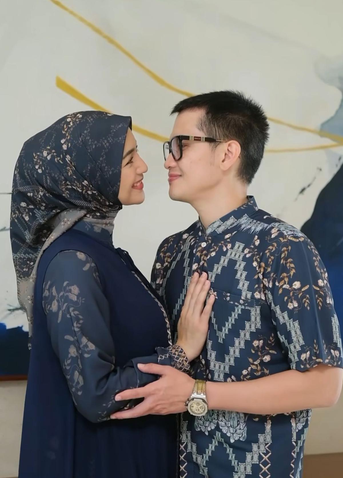 Inspirasi Model Baju Lebaran Couple Ala Citra Kirana, Bikin Keluarga Makin Kompak